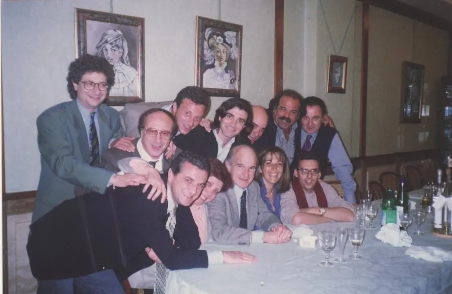 Sandro Ciotti col gruppo sportivo della Rai (foto archivio L'Unione Sarda)