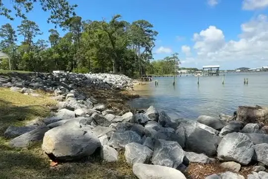 Vetro e mare a Orange Beach in Alabama, l'arte giovane della Wolf Bay