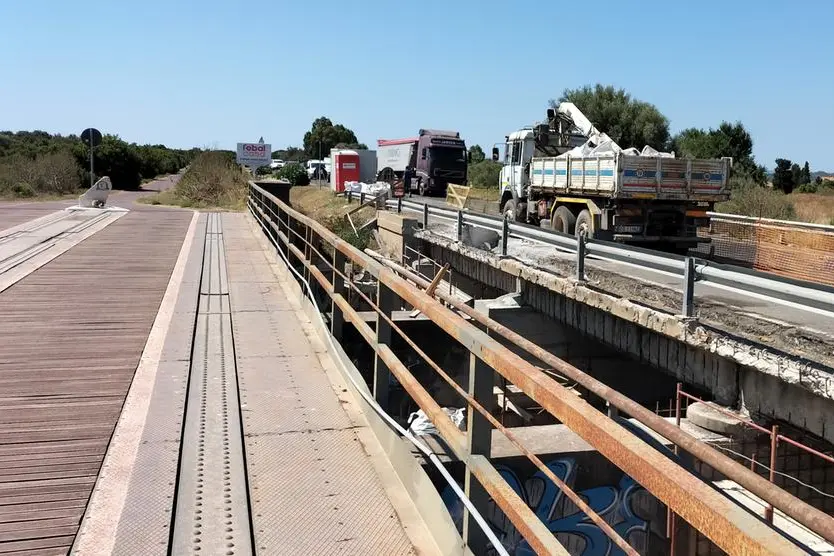 L'intervento sul ponte della statale 126 (foto Scano)
