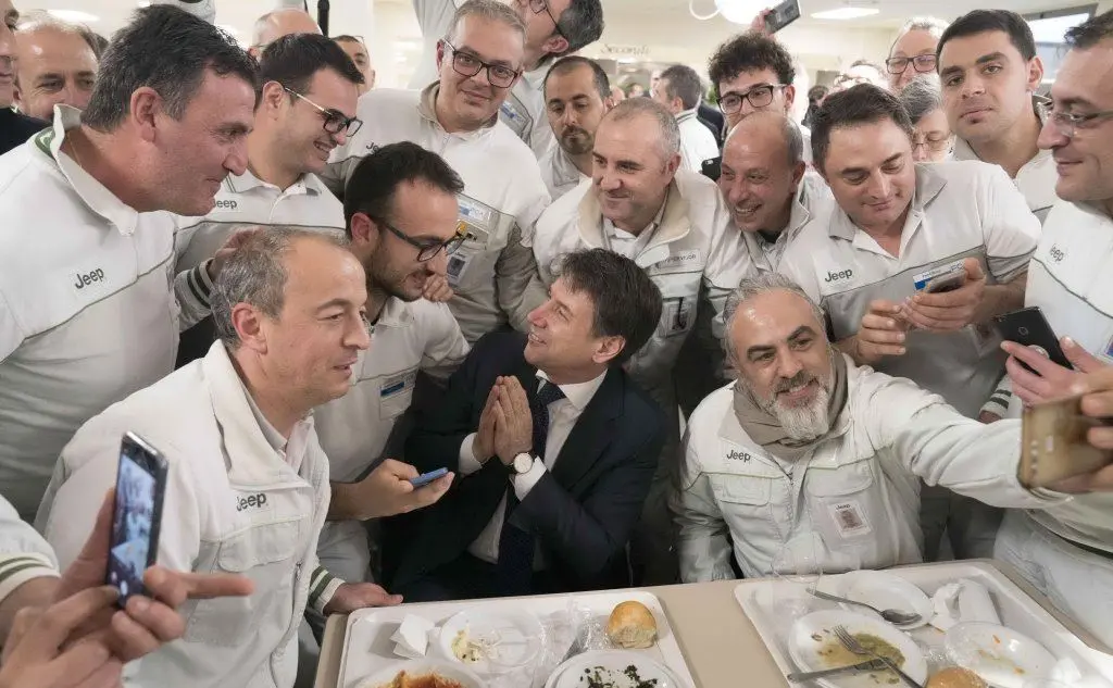 Il premier Conte a pranzo con i dipendenti Fca (foto Ansa - Palazzo Chigi)
