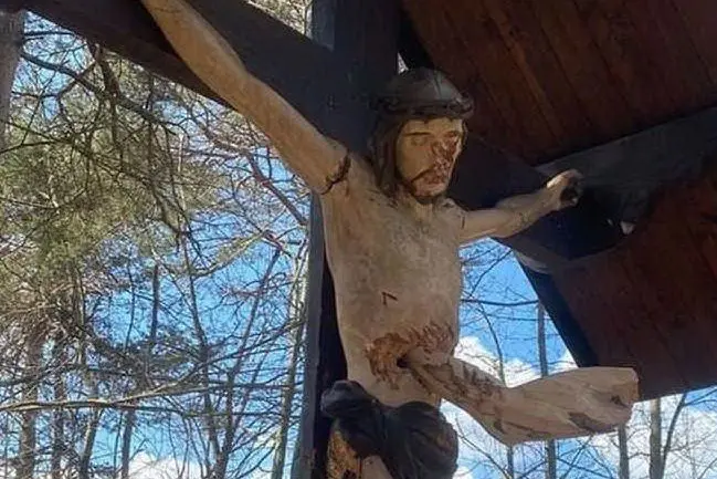 Il crocifisso vandalizzato (Ansa)