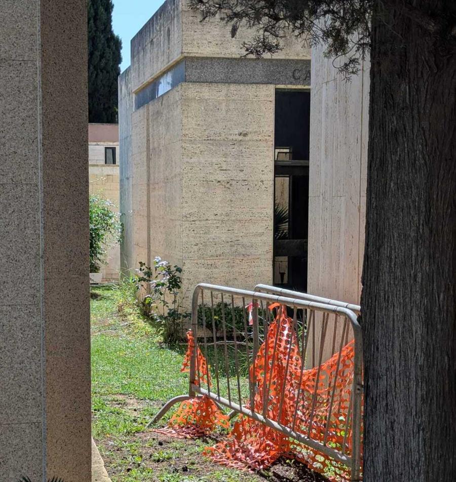 Cimitero nel degrado, spazzatura ovunque e lapidi in abbandono