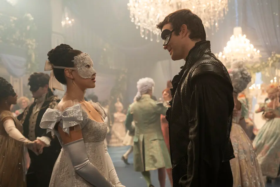 La coppia: sono Benedict (Luke Thompson, 37 anni) e la Dama d’Argento (Yerin Ha, 28 anni) i personaggi al centro della quarta stagione