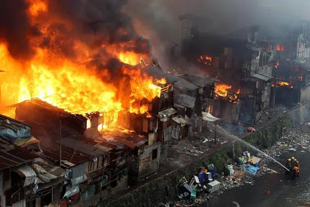 Incendio in una baraccopoli a Manila (Ansa - Epa)