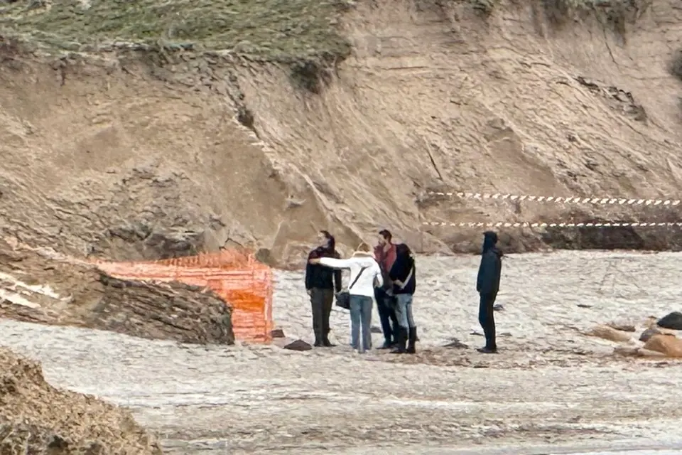 I curiosi in spiaggia (Foto Sara Pinna)