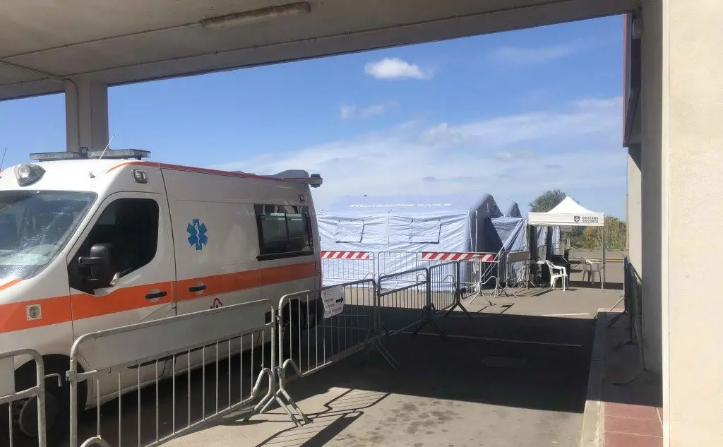 La tenda pre-trage all'esterno dell'ospedale (L'Unione Sarda)