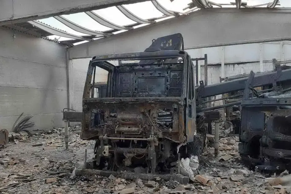 Uno dei camion della Solesi distrutti nell’incendio di stanotte a Posada (foto Ungredda)