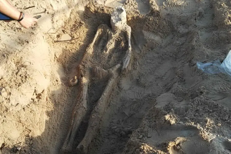 Lo scheletro rinvenuto nei giorni scorsi (foto Ivan Murgana)