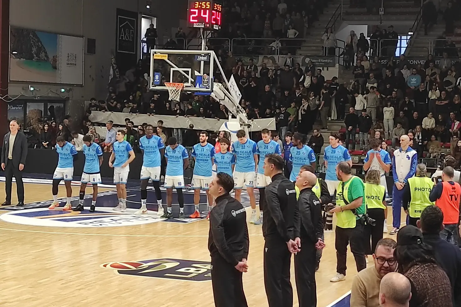 Achille Polonara )in tuta) schierato con la Dinamo (foto G. Marras)