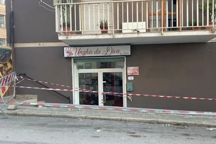 I cedimenti dai balconi (foto Pala)