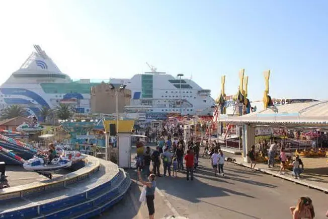 Luna park nel porto commerciale (foto L'Unione Sarda - Pala)