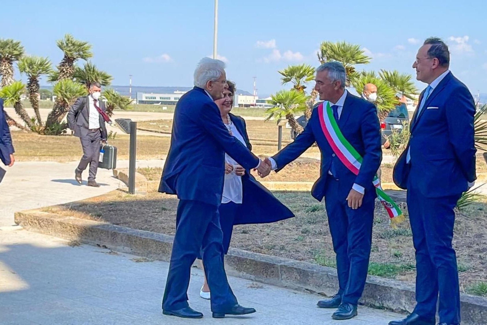 Il Presidente della Repubblica, Sergio Mattarella, accolto dal Sindaco di Alghero, Mario Conoci, al suo arrivo in Sardegna per le vacanze (foto Ansa)