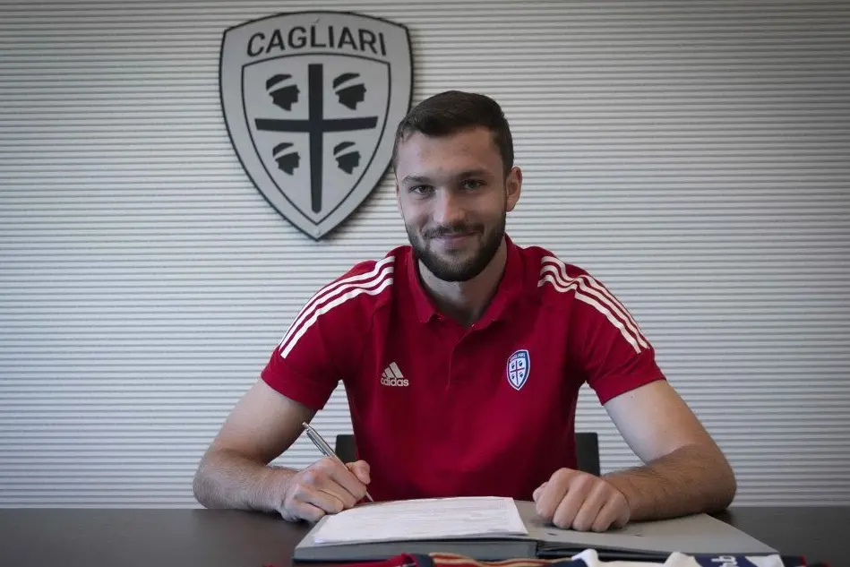 Sebastian Walukiewicz firma il rinnovo (Foto Cagliari Calcio)