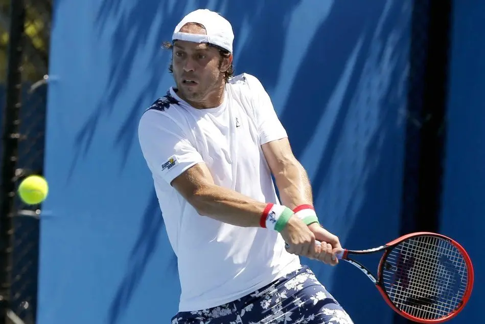 Il tennista Paolo Lorenzi impegnato in uno scambio