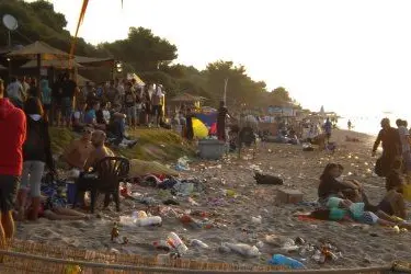 La spiaggia dell'Abamar la mattina di Ferragosto