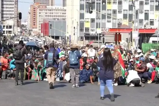 Sudafrica, disordini e proteste anti-migranti: città blindate
