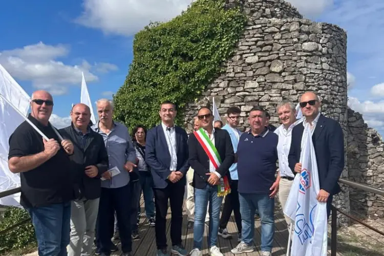 Il sindaco di Osilo con rappresentanti della carovana della pace (foto concessa)