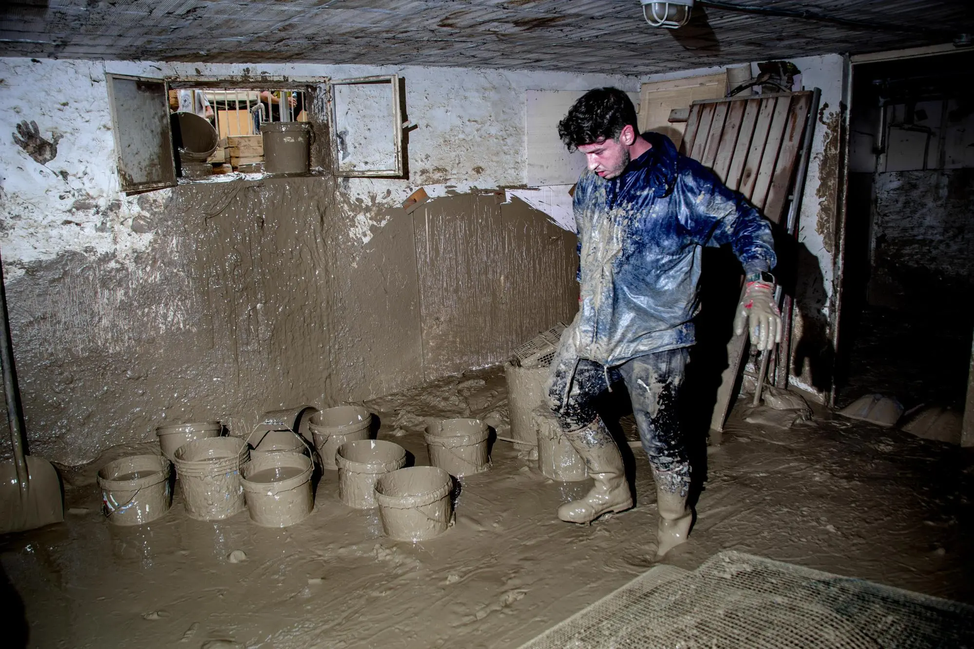 Lavori in corso per contenere il più possibile le conseguenze dell’alluvione a Faenza. Nella foto una cantina di un privato è quasi agibile grazie al lavoro dei volontari Faenza, 25 maggio 2023, ANSA/Davide Canella