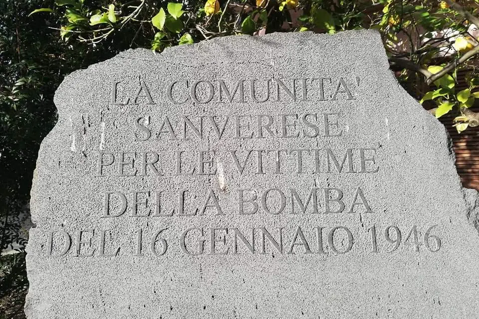 La targa che ricorda le vittime della tragedia (foto Sara Pinna)