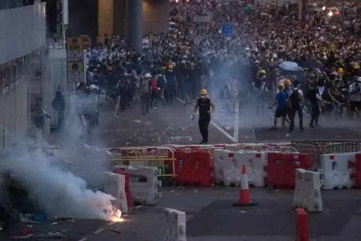 Manifestanti a Hong Kong (archivio L'Unione Sarda)