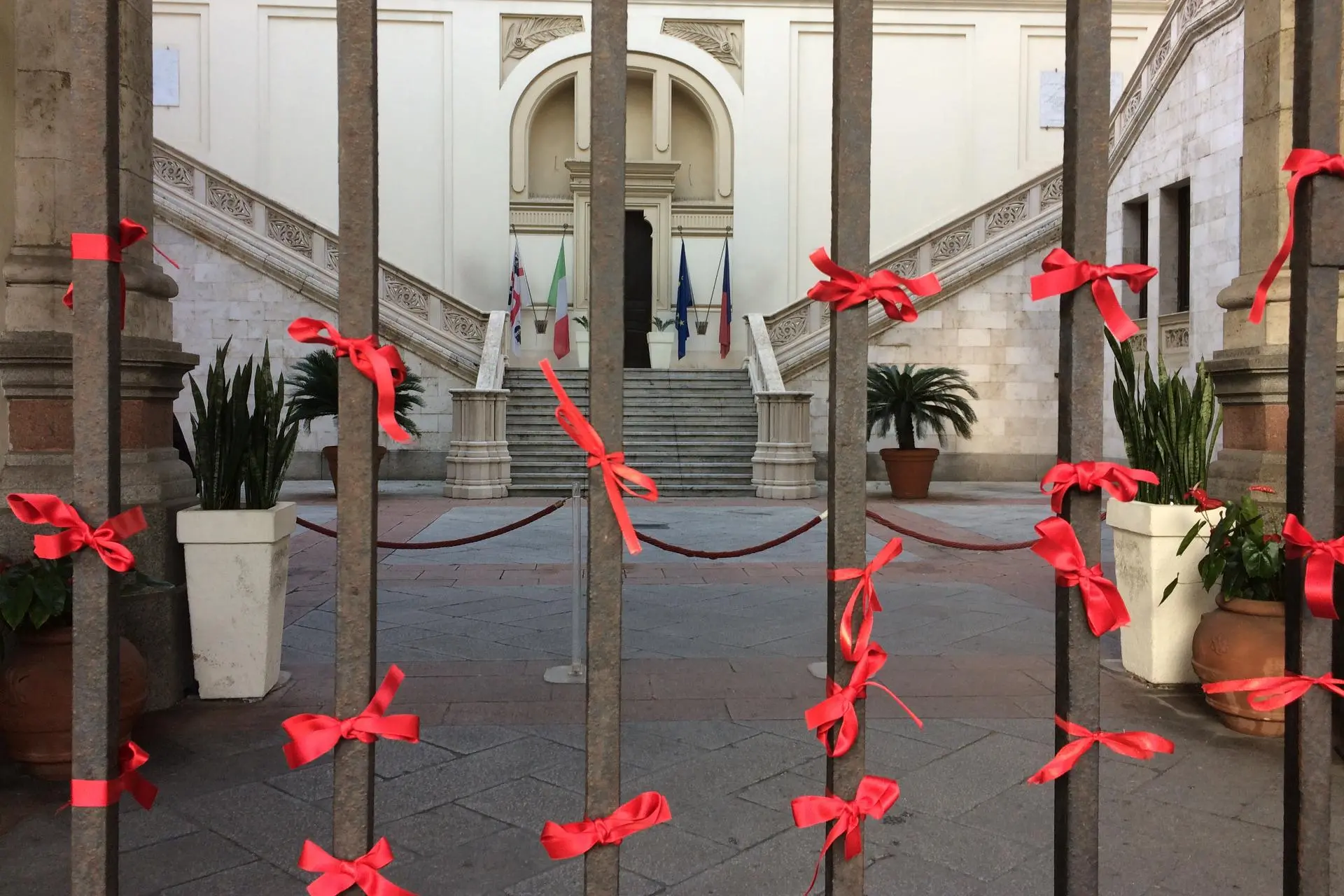 Un'immagine del Municipio di Cagliari nella Giornata contro la violenza sulle donne