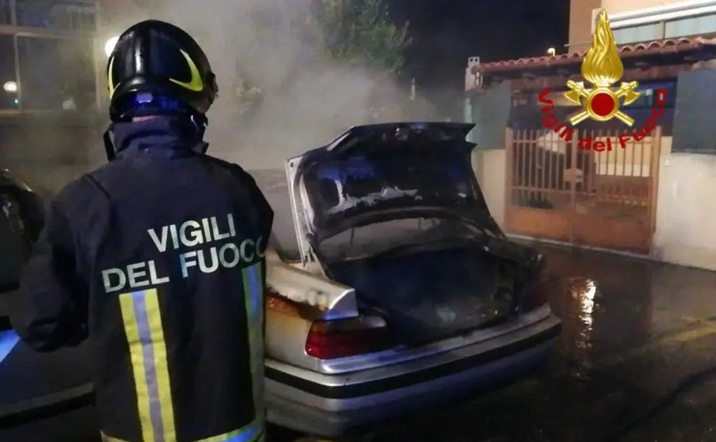 Una delle auto coinvolte nel rogo (foto vigili del fuoco)