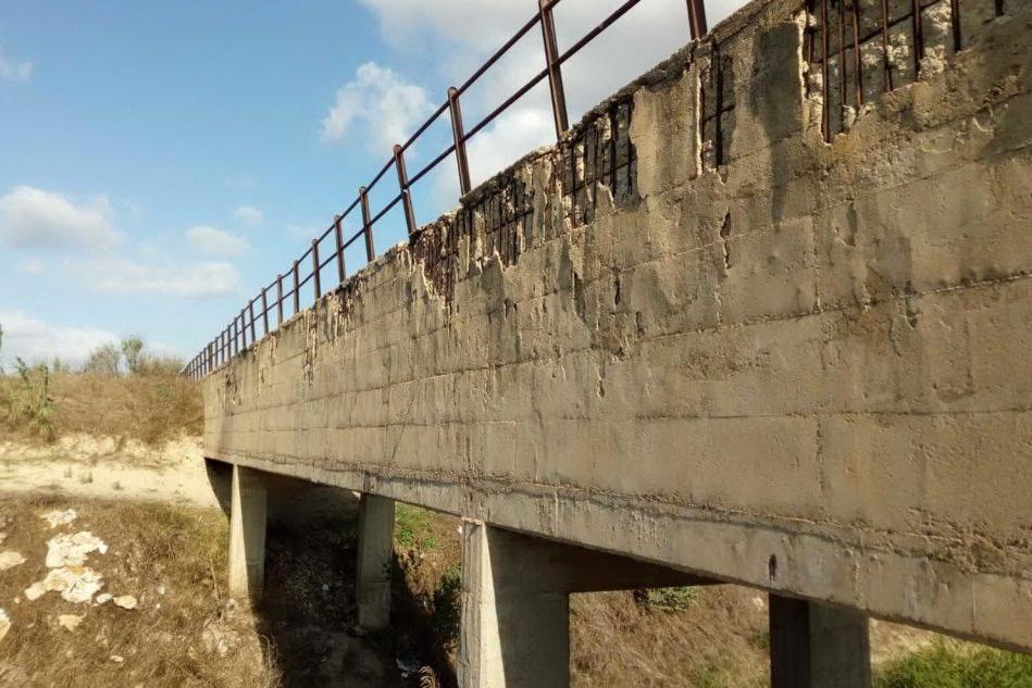 Nuraminis, cemento eroso e ferro arrugginito: pericolo crolli al ponte-canale