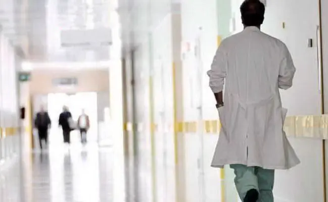 Un medico in una corsia d'ospedale (Foto Archivio)