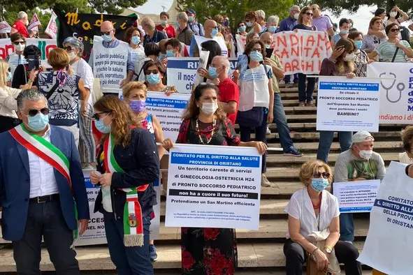 Manifestanti a Cagliari (Ansa)