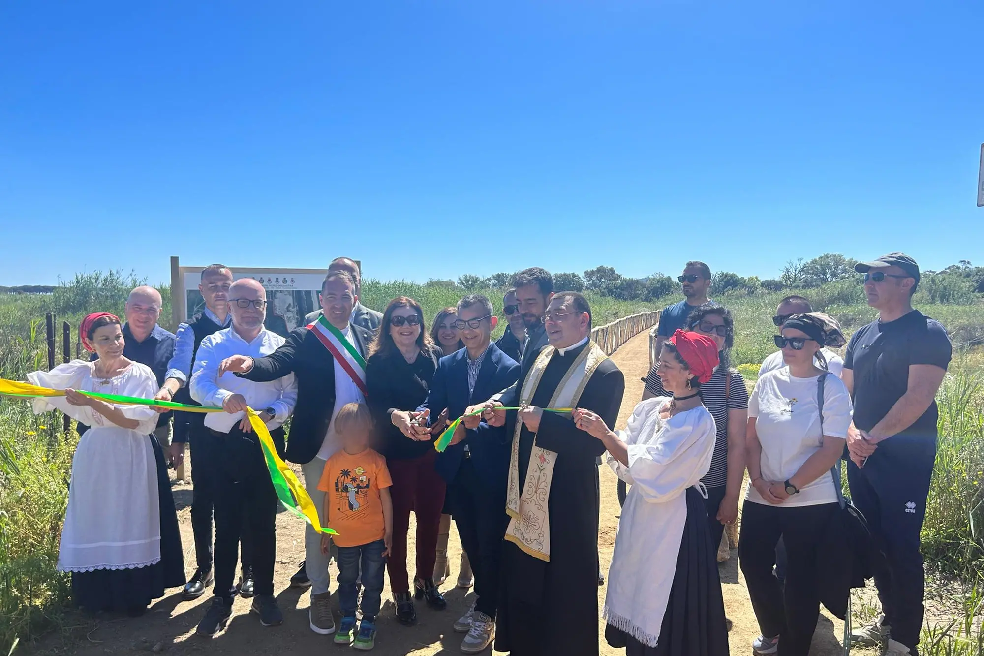 Il taglio del nastro all'ingresso del percorso naturalistico (Secci)