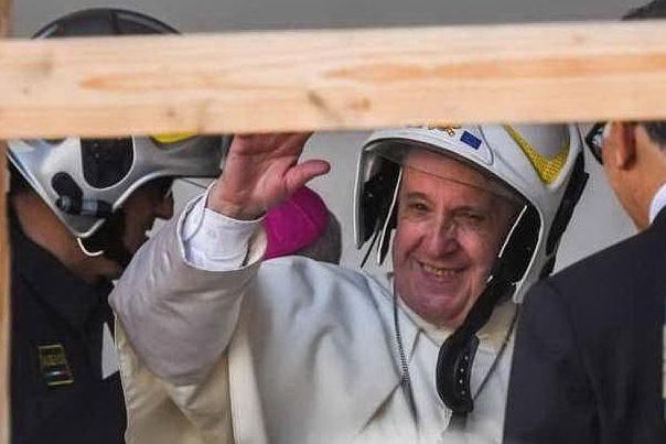 Il Papa visita i terremotati a Camerino: &quot;Nessuno si scordi di voi&quot;