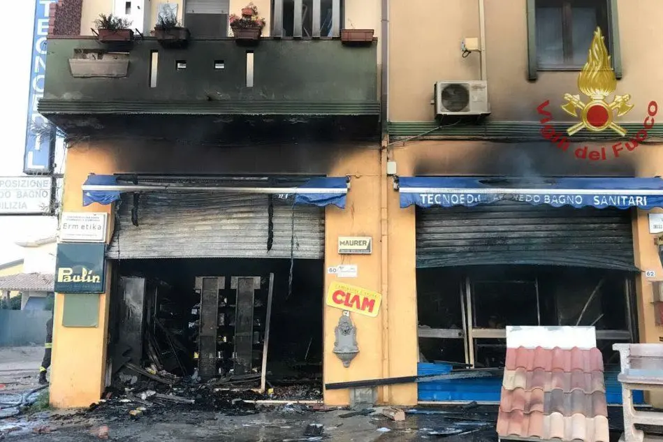 Cagliari, va a fuoco una palazzina