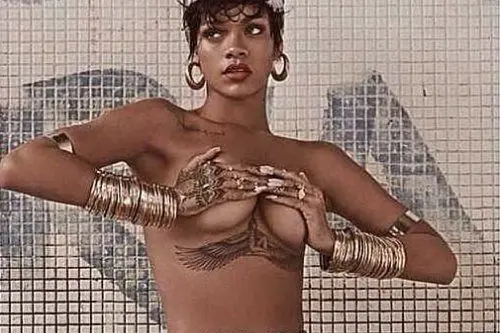 Rihanna in una posa hot su "Vogue Brasile": la cantante ha postato subito la foto su Instagram. Il suo profilo è il più seguito al mondo tra quelli delle pop star femminili e vanta 12.800. 000 followers
