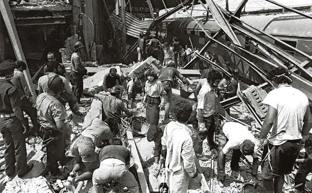 I soccorritori dopo l'esplosione