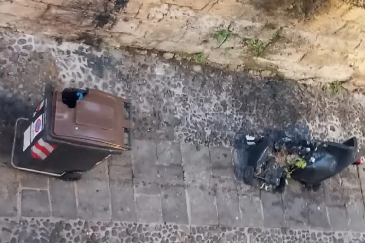 Cassonetti bruciati a Sassari