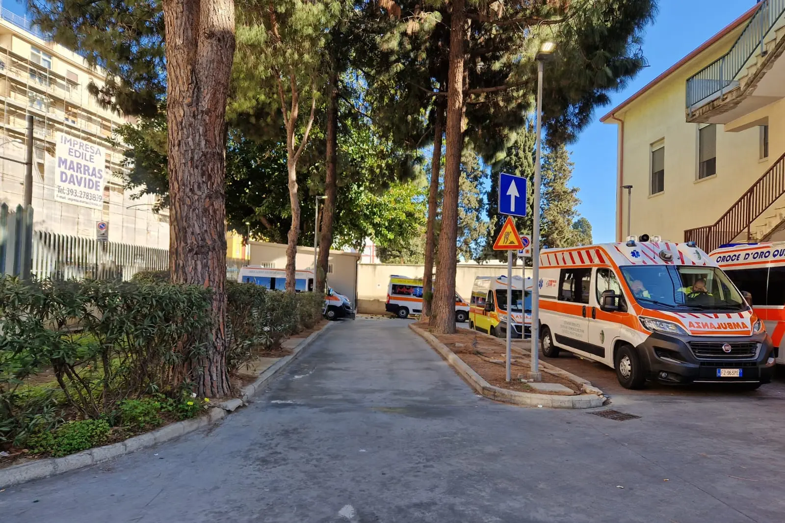 Ambulanze in fila al Santissima Trinità di Cagliari (L'Unione Sarda)