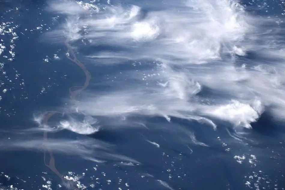 La densa nube di fumo sopra l'Amazzonia, immortalata da Luca Parmitano
