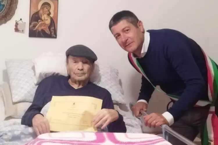 Zio Pietro con il sindaco di Ittiri (foto concessa)