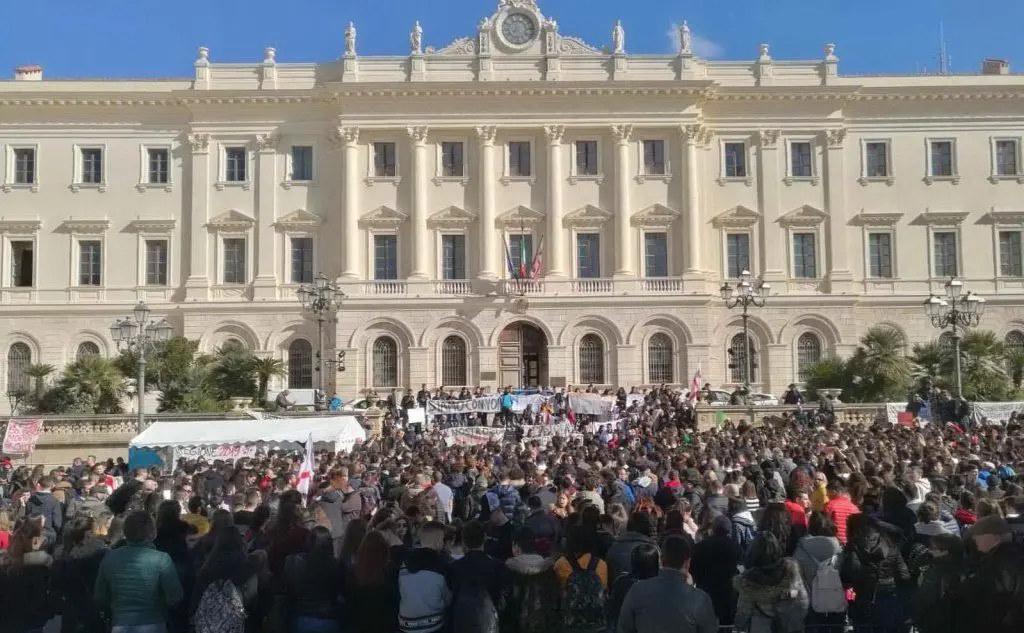 Grande folla in piazza d'Italia a Sassari: lo scatto è di Luigi Pinna