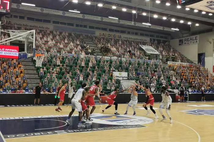 Un'immagine dal match fra Olimpia Milano e Dinamo Sassari (foto Ansa)