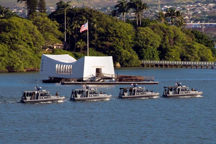 Il memoriale di Pearl Harbor (le foto sono Ansa e Wikipedia)