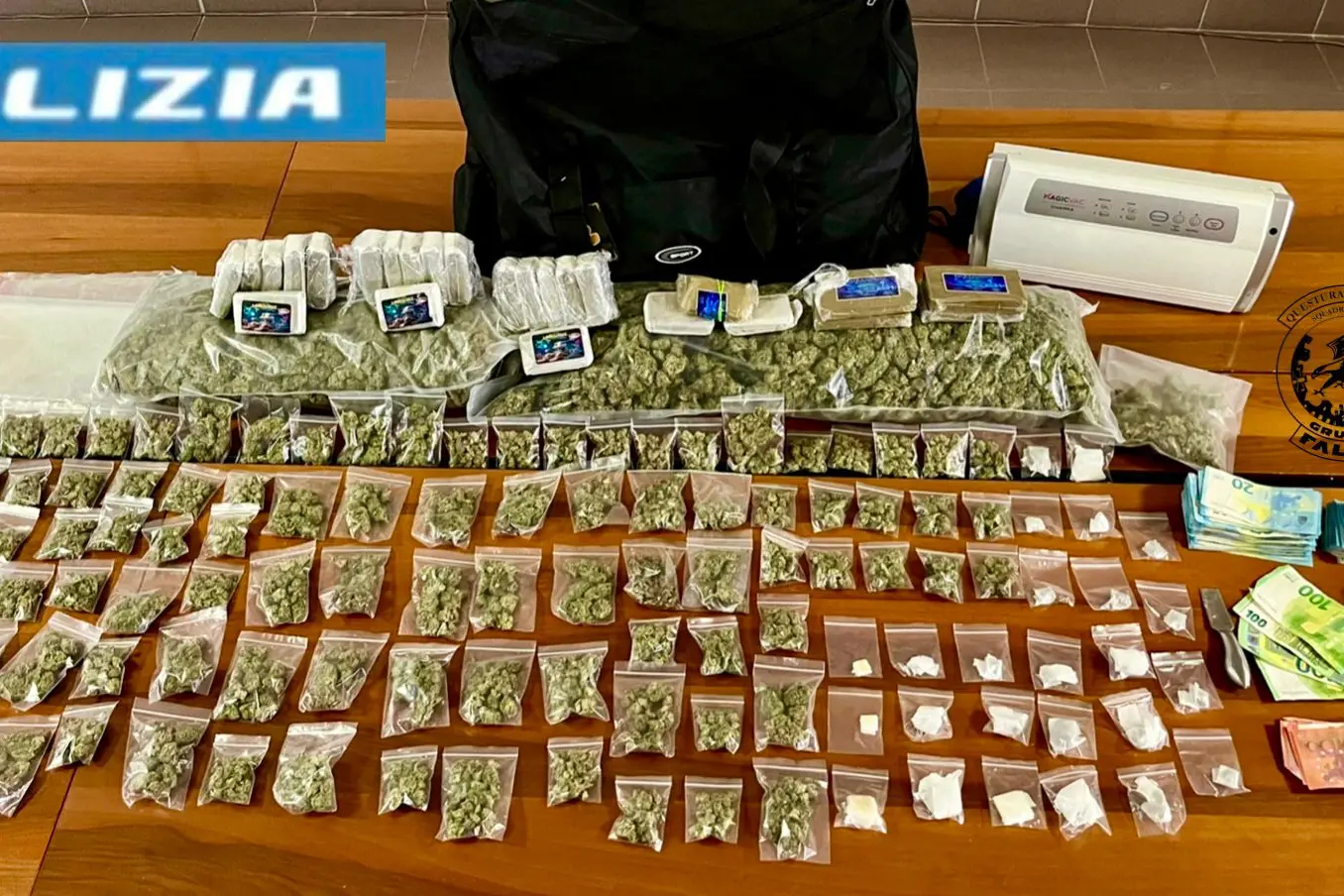 La droga sequestrata (foto polizia)