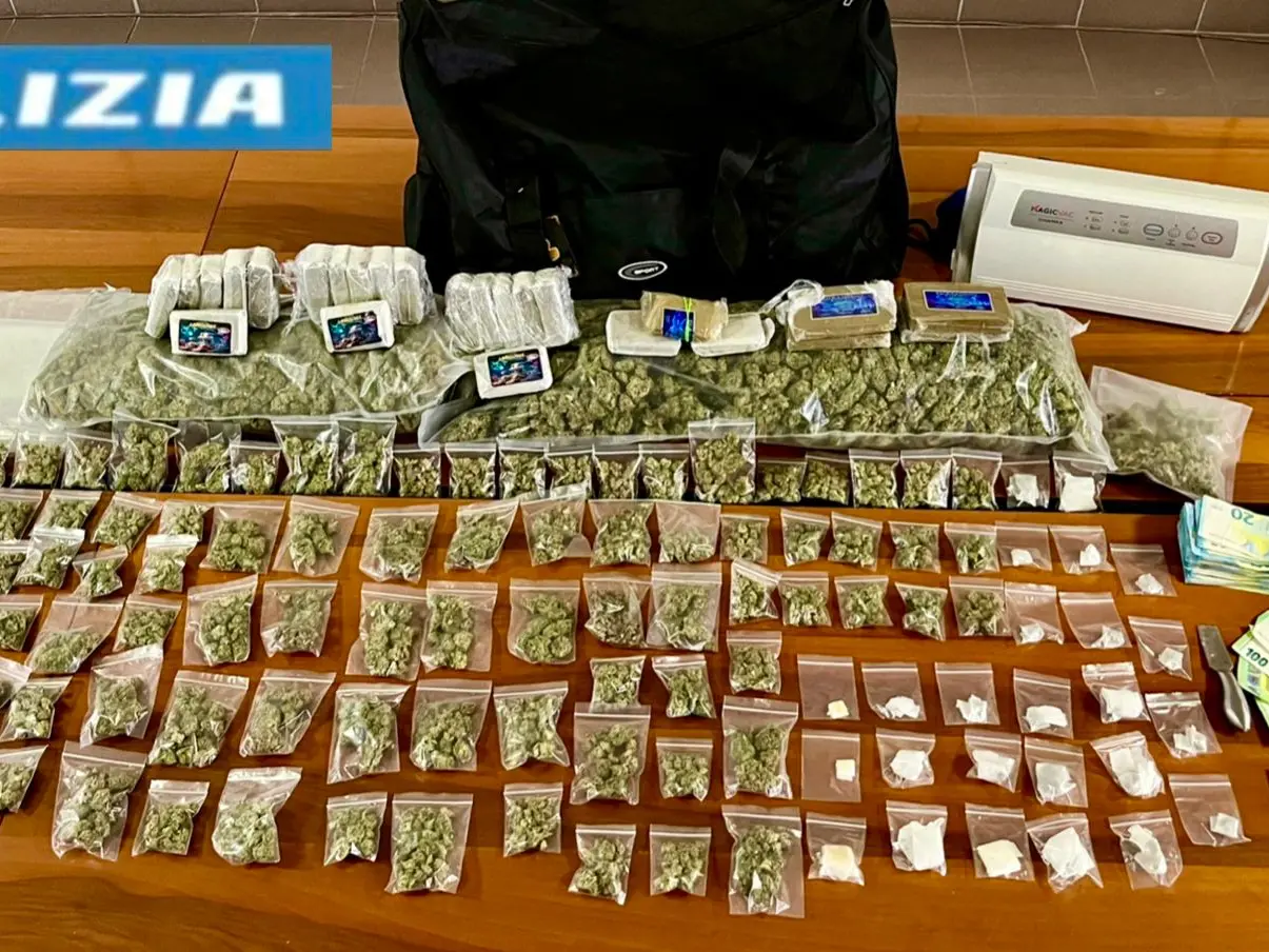 La droga sequestrata (foto polizia)