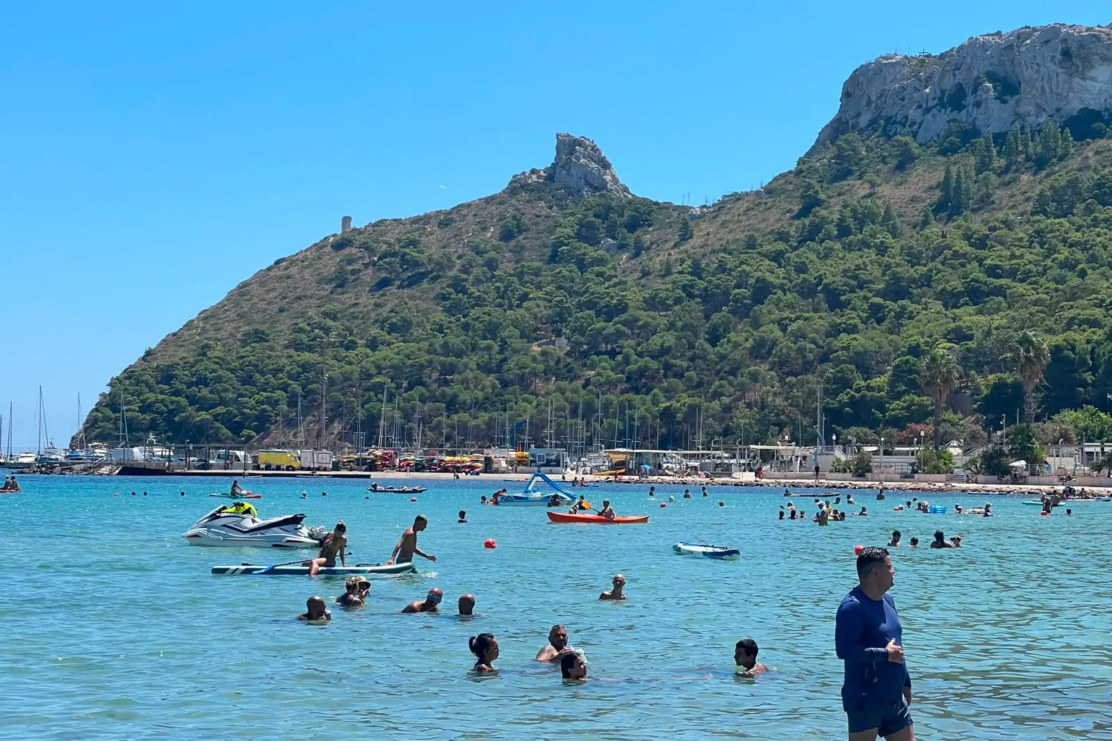 Poetto, tra i Centomila ci sono sempre più turisti: bagnanti da tutto il mondo