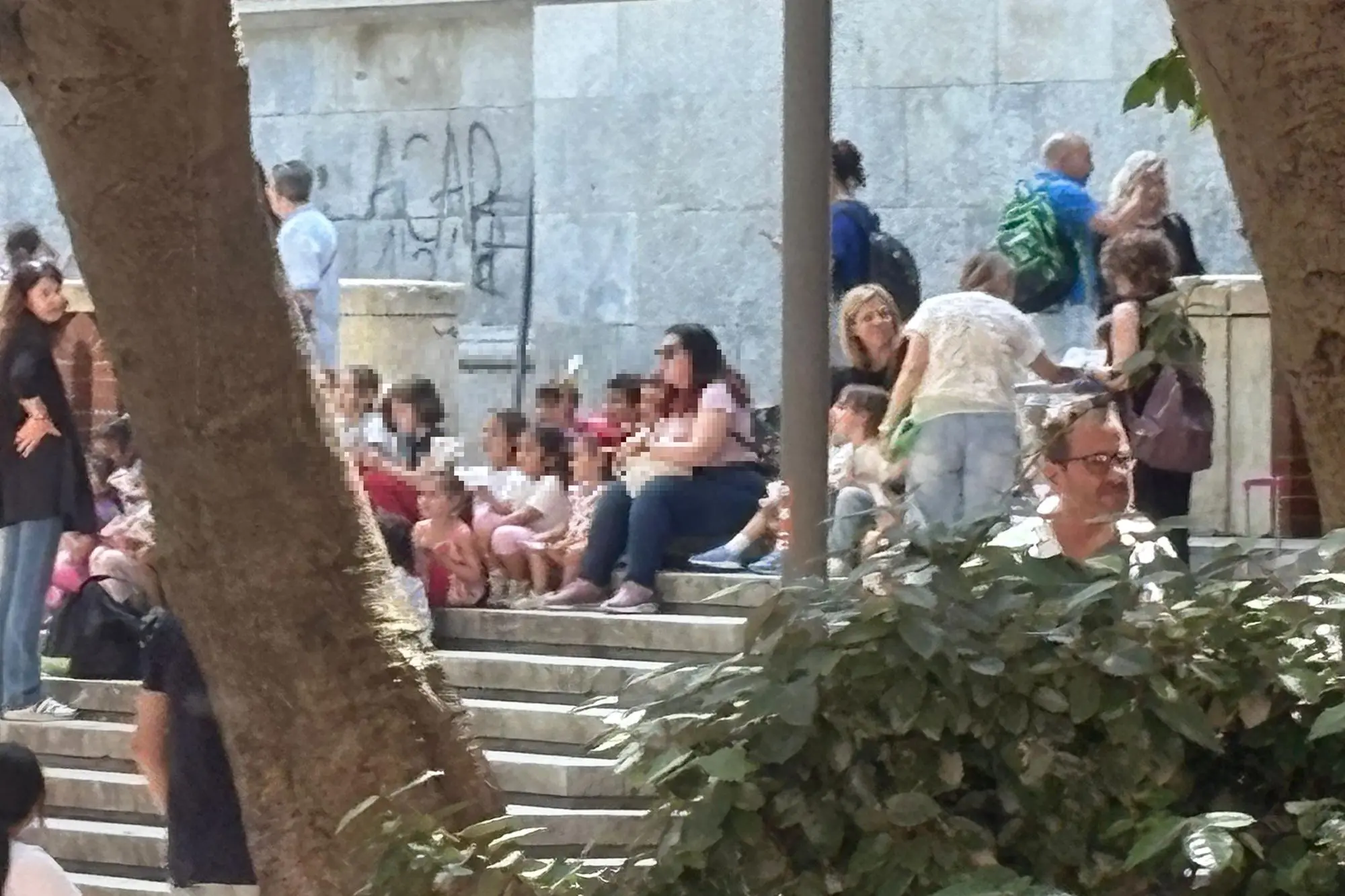 I bambini all'esterno del Riva