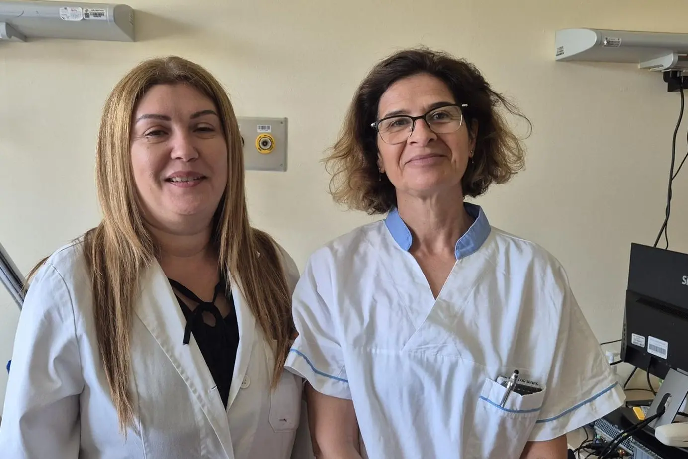 La dottoressa Rita Farris e l’infermiera Monica Podda dell’ambulatorio Disturbi del Movimento dell’Unità operativa di Neurologia (Foto Asl)