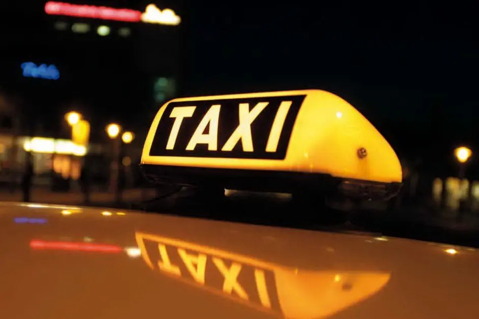 L'insegna luminosa di un taxi