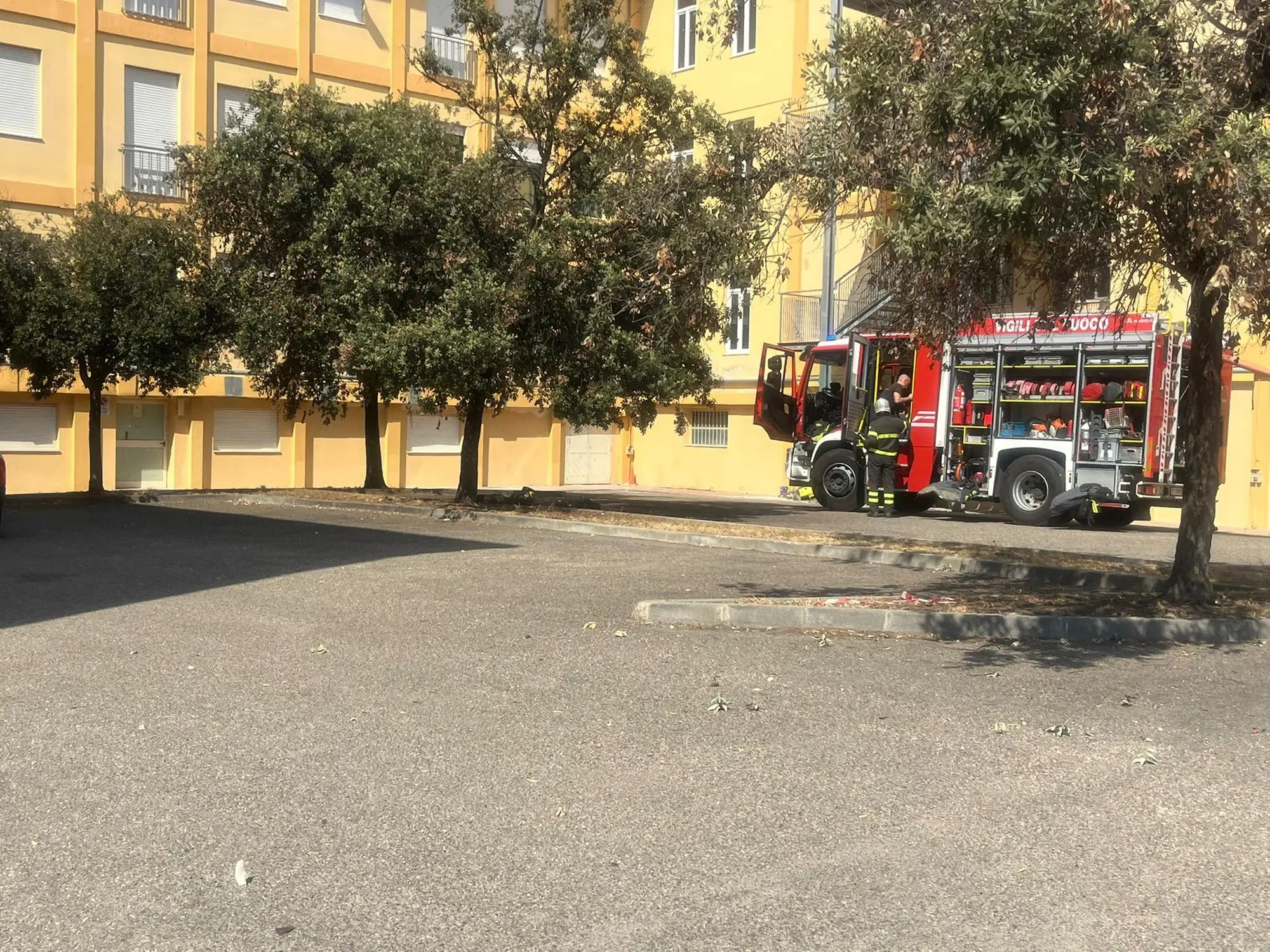 I vigili del fuoco nel piazzale della scuola