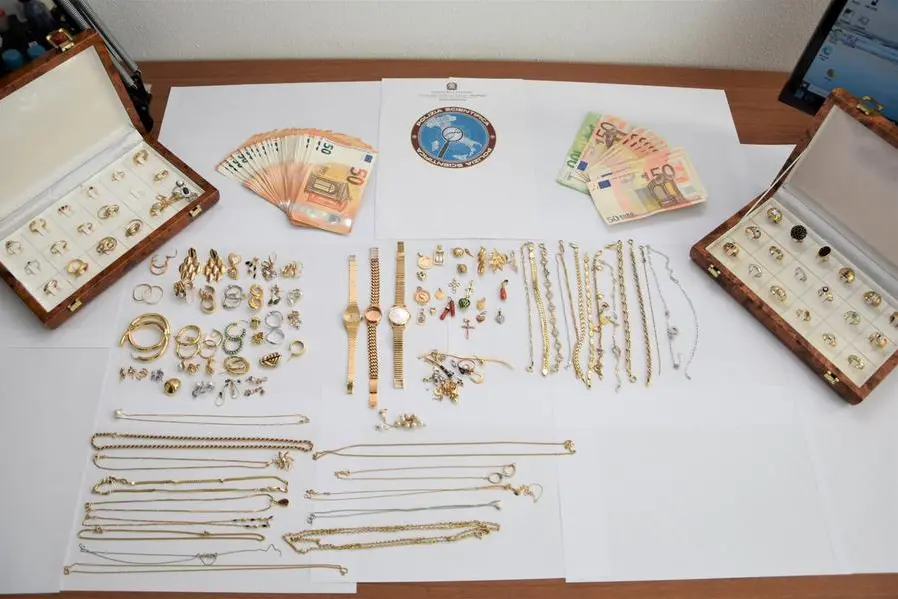 Найдены украденные вещи (Фото штаб-квартиры полиции Сассари)