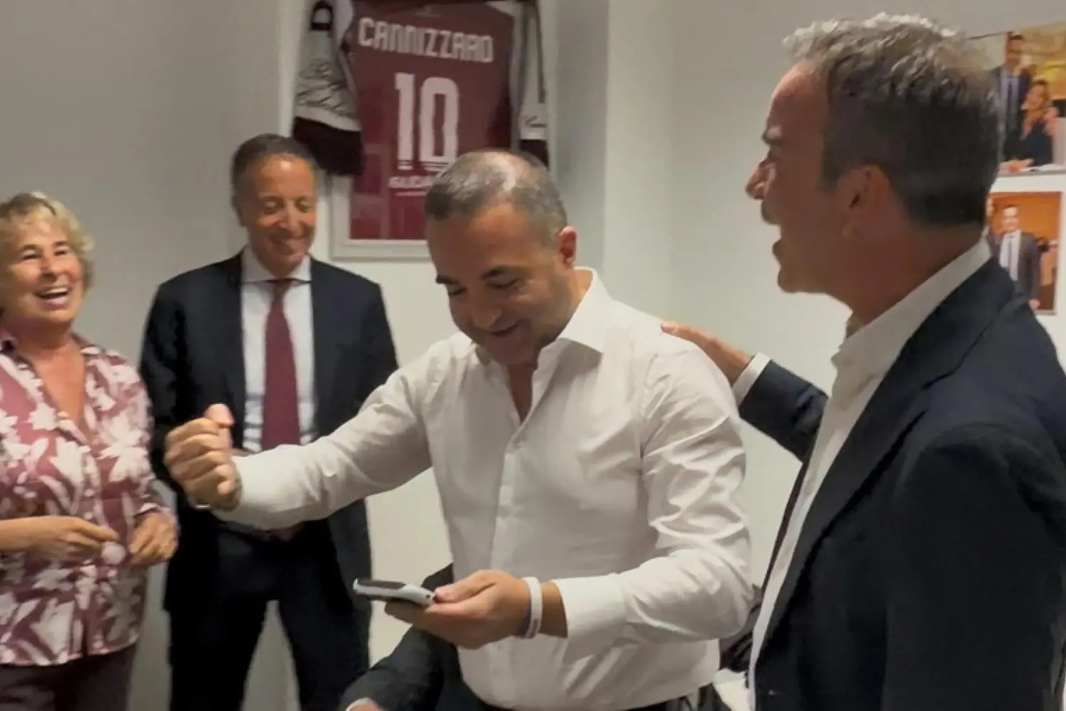 Un frame dal video pubblicato sul profilo X del presidente della Regione Calabria Roberto Occhiuto, in cui rivendica la vittoria alle suppletive per il collegio di Reggio Calabria per la Camera, 28 settembre 2026 "Vittoria!", scrive il governatore postando un video in cui Fancesco Cannizzaro Guarda sul telefonino poi si alza esultando e Occhiuto dice "abbiamo vinto" insieme a loro il candiato di centrodesta Roscioli e il senatore di Fi Lotito. X / Francesco Occhiuto +++ ATTENZIONE: L'ANSA NON POSSIEDE I DIRITTI DI QUESTA FOTO CHE NON PUO' ESSERE PUBBLICATA SENZA L'AUTORIZZAZIONE DELLA FONTE DI ORIGINE CUI SI RINVIA +++ NPK +++